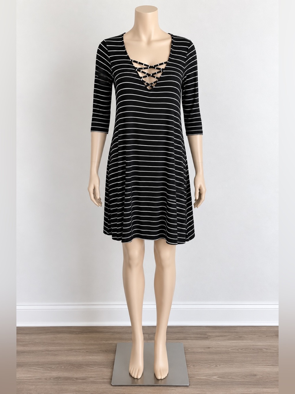 SIGNATURE STUDIO Black & White Striped Dress size medium
